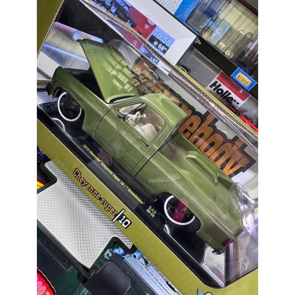 M2 Machines CHASE 1/24 Squarebody Syndicate 73 Chevy Cheyenne Super 10 greenbean - Picture 2 of 4